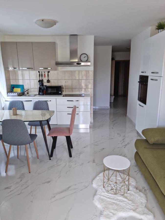 Apartments Zoretic Malinska Bagian luar foto